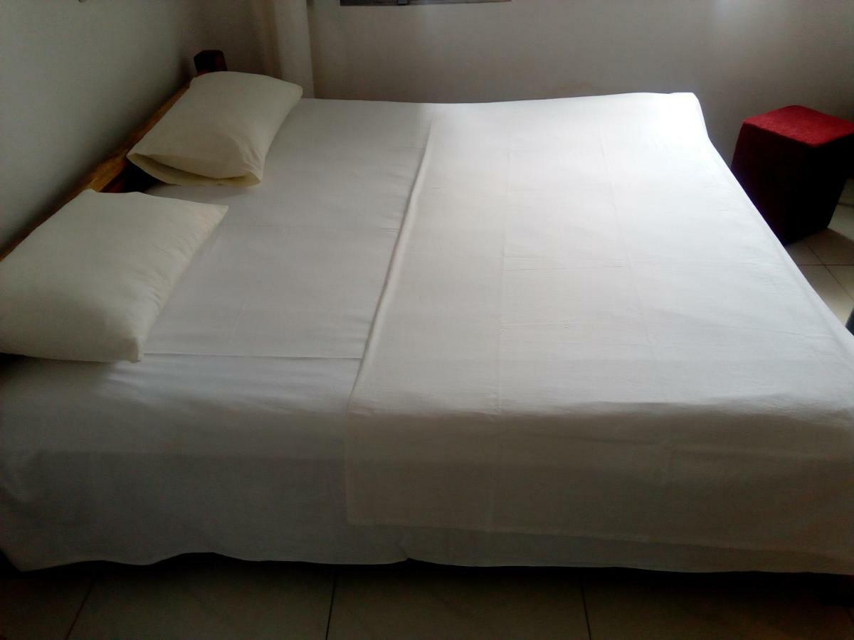 Ezime Guesthouse Accra Bilik gambar